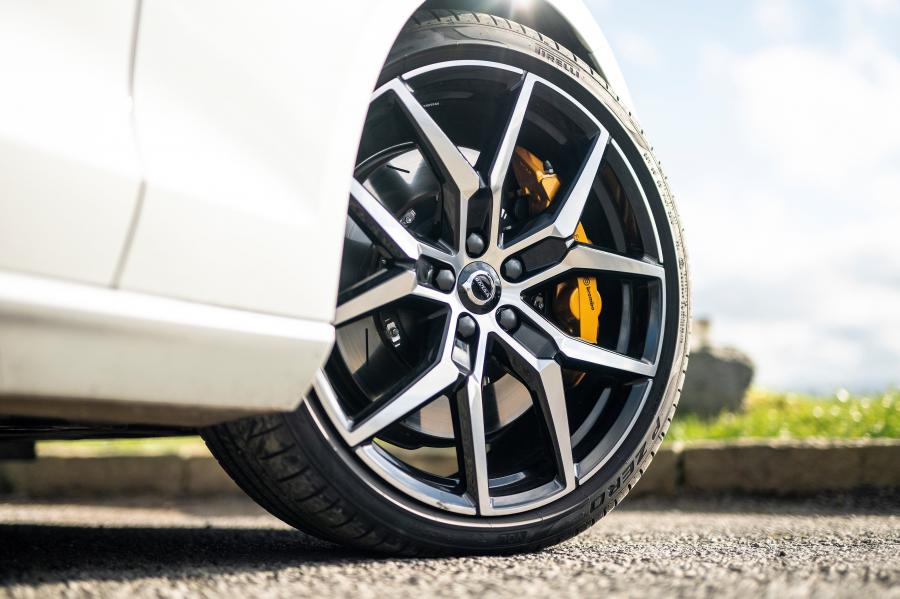 Колеса Volvo V60 T8 Polestar Engineered 2019 года  (UK) (фото 18 из 40)